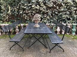 Tables, bancs, chaises, fauteuils ou encore des salons de jardin complets… il y a en a pour tous les goûts sur maison d'un rêve, prenez le temps de naviguer et pourquoi pas de craquer pour un banc de jardin ou encore un salon. Salon De Jardin En Fer Forge Noir Antiquites Du Jardin Fontaines