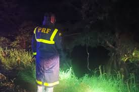 Caminhão cai em represa no Paraná, motorista consegue sair, volta à água para tentar salvar enteada e desaparece; menina morreu