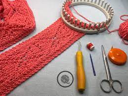 There's a great comparison there of the box stitch and criss cross stitch, as well. Loom Knit Quick Lace Scarf Goodknit Kisses