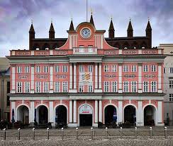 Na Wer Kennt Das Richtig Das Rathaus In Rostock Da Haben Wir Die Letzte Nacht Verbracht Genauer Auf Dem Stellplatz Am House Styles Mansions Instagram Posts