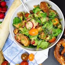 Bayrischer Brezensalat Gastbeitrag Munchner Kuche Rezept Rezepte Bayrische Kuche Lebensmittel Essen