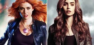 When clary fray heads out to the pandemonium club in new york city, she hardly expects to witness a murder. Shadowhunters Vergleicht Die Besetzung Von Serie Und Film