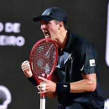 João Fonseca celebra 'vitória difícil' no Rio Open: 'Torcida ajudou muito'