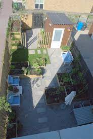 kleine tuin zuid zuid west eigen ontwerp kleine tuinmeubels gebruikt en diverse hoeken gecreeerd om altijd schaduw en zonplek te tuin tuin ideeen tuinkast