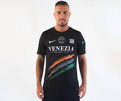 Costituito nel 2015 con la denominazione venezia football club società sportiva dilettantistica2 (semplificata in venezia fc nel 2016), è il legittimo depositario della tradizione sportiva iniziata nel 1907 con la fondazione del venezia foot ball club e in seguito passata attraverso diverse rifondazioni e. Venezia Fc 2017 2018 Nike Kit Game Jersey Graffio Del Leone