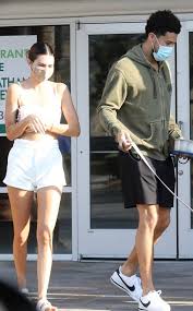 Kendall jenner and basketball player boyfriend devin booker go instagram official on valentine's day. Kendall Jenner Y Devin Booker Avivan Aun Mas Los Rumores De Romance E Online Latino Ve