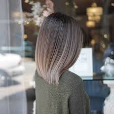 Splithair Et Mushroom Blonde Les Deux Colorations Cheveux A Adopter Cet Ete In 2020 With Images Mushroom Hair Short Straight Hair Hair Styles