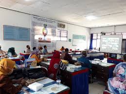 * di video ini terdapat puluhan cara menata meja dan kursi kelas yang. Bca Dorong Pola Belajar Mengajar Kreatif Untuk Pendidikan Indonesia Timur Stabilitas