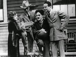 Born in london in 1889, charlie chaplin first visited the united states at the age of 21. Rare Pictures Of Charlie Chaplin Hanging Out With Famous People Vintage Everyday