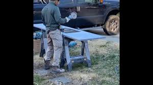 Ante con bugna sagomata, ante in legno scuro, top in granito, paraspruzzi in lastra di pietra, elettrodomestici in acciaio. Artelye Marble Granite