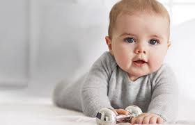 Namun, jika seseorang langsung menggosok badan dengan handuk sampai kering segera sesudah mandi, kelembapan tersebut dapat hilang dan menyebabkan kulit kering. Kulit Bayi Anda Kering Dan Bersisik Ini Tidak Berbahaya Solusinya Begini Okezone Lifestyle