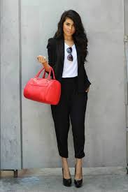 Look total noir en chemise pantalon et blazer femme combiné avec manteau long camel et bottines de cuir marron foncé. Epingle Sur Inspiration Look