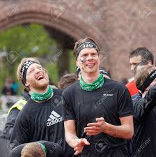 Hombres suecos, buscar novio en suecia. Estocolmo Suecia 14 De Mayo 2016 Dos Hombres Riendo Antes De Correr Hacia El Obstaculo Alboroto En La Carrera De Obstaculos De Viking Tough Evento En Suecia 14 De Mayo El