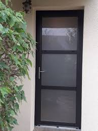 Choisissez la porte d'entrée aluminium monobloc proposée sur notre site mistermenuiserie.com. Porte Entree Aluminium Modele Carter De La Gamme Vision Brun Gris Ral8019 Exterieur Blanc Interieur Vitrage Secirute Depoli Solabaie