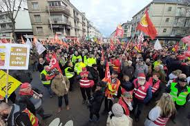 Suite à un décret paru ce mardi, la porte s'ouvre à des rassemblements de plus de 5000 personnes à partir du 15 août prochain. Greve Du 17 Decembre Plus De 5 000 Personnes A Saint Nazaire L Echo De La Presqu Ile