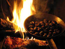 Le castagne in pentola sono il mio ultimo esperimento per cucinare le castagne in casa in un modo le castagne in pentola sono pronte in appena 15 minuti, non dovrete girarle, le mettete sul fuoco e. Come Arrostire Le Castagne Sul Fuoco Del Caminetto Il Galantuomo