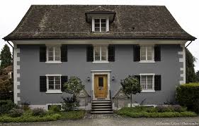 Dabei kommt es insbesondere auf das eingesetzte material, die webart und die. Blaugraue Hausfassade Weisse Akzente Dunkles Dach Und Dunkelblaue Fensterladen Favorisierte Kombo Hausfassade Fassade Haus Fassade