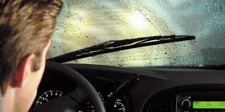 Pertama, sapuan wiper mudah mengkilapkan kaca depan yang dibiarkan kotor akibat hujan walaupun sudah beberapa hari. Dampak Negatif Sembarang Pilih Cairan Wiper