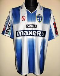 Nika kacharava (lech poznan) right footed shot from the centre of the box is high and wide to the right. Lech Poznan Home Maillot De Foot 2002 2003 Sponsored By Maxer Sa