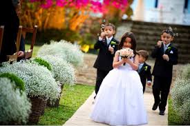 Damas De Honra E Pajens 10 Ideias Criativas Para A Entrada Na Igreja As Lembrancinhas De Casamento Desenho de noivinhos para lembrancas de casamento papelaria personalizada e outras aplicacoes nao temos a convite de casamento casamento desenho casamento. damas de honra e pajens 10 ideias