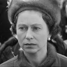 Elizabeth en philip kregen vier kinderen. Why Queen Elizabeth Waited To Visit The Aberfan Disaster In The Crown Season 3