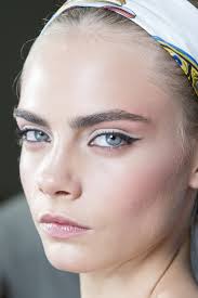 Si te gusta experimentar con el maquillaje, no te pierdas la propuesta de prabal gurung con distintoss tonos de sombras de ojos azules. Maquillar Ojos Azules Las Claves Para Enfatizar Tu Mirada
