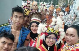 Masyarakat iban terpaksa menempuh banyak cabaran berikutan pertembungan budaya mereka dengan budaya global kini. Keunikan Kaum Iban Sarawak Archives Curlast Com