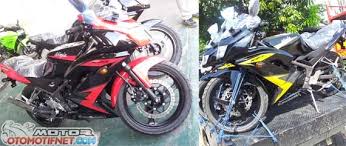 Seperti ninja rr mono ini, produk yang dibagi menjadi 2 varian yaitu abs dan non abs ini mendapatkan variasi striping baru tahun ini. Nih Warna Dan Striping Baru Kawasaki Ninja 150rr Ada Orange Merah Dan Kuning Cukup Rp 36 Jutaan Saja Pertamax7 Com