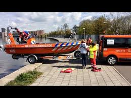 Hoe Laat De Goudse Reddingsbrigade Zijn Boot Te Water Youtube Boot Water Hoes