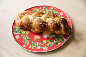 Il pane di semola è realizzato con un impasto semplice e casareccio. Treccia Dolce Con Uvetta Chiaramaci