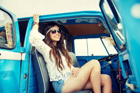 Moda vintage moda tendenze della moda moda vintage moda da donna moda bianca abiti anni 70 vintage retrò moda d'epoca anni 70 moda anni 70 la moda anni settanta si caratterizza per capi di abbigliamento dalle lunghezze esagerate, in un senso o nell'altro, dai colori intensi, dalle stampe geometriche o floreali e da accessori che ancora oggi sono un trend da non sottovalutare nel nostro guardaroba. Moda Anni 70 I Capi Must Have Femminili Hippy Donnad