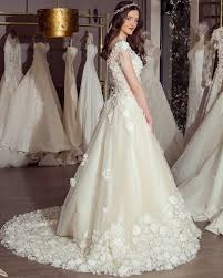 Cicek Motifleriyle Zenginlestirilen Gelinlikler Gelinlik Gelinlikmodelleri Aksesuar Dugun Wedding Weddi In 2020 Wedding Dresses Lace Dresses Wedding Dresses