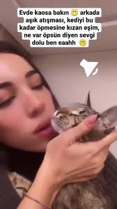 Kediyi Öpen Kız