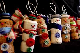 Excellents de forme et peints en blanc comme des petits bonhommes de neige. Deco Bouchon Noel Pourquoi Collectionner Des Bouchons De Liege