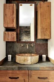 Son meuble vasque et ses rangements coloris bois vieilli. Salle De Bain Avec Des Portes De Placard En Bois Vieilli Photos Et Idees Deco De Salles De Bain Avril 2021 Houzz Fr