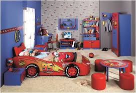 المتسابق الصغير اضيفي المرح والخيال واجعلي من غرفة نوم طفلك الصغير حلبة سباق مدهشة باختيار سرير بتصميم سيارة سباق وباختيا Toddler Bedrooms Kids Room Furniture