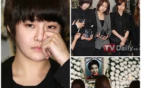 Cả nhóm T-ara đi viếng đám tang bà nội của Boram