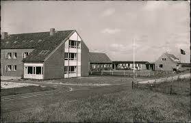 Langeoog) is one of the seven inhabited east frisian islands at the edge of the lower saxon wadden sea in the southern north sea, located between baltrum island (west), and spiekeroog (east). Ansichtskarte Langeoog Partie Am Haus Meedland 1960 Nr 183442 Oldthing Ansichtskarten Deutschland Unsortiert