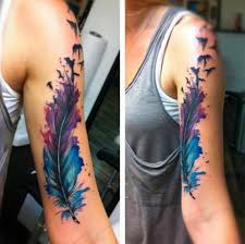 Feather tattoo popular designs ideas and symbolic meanings. 23 Feder Tattoo Designs Auf Verschiedenen Korperstellen