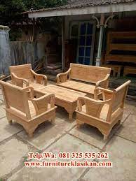 Model kursi tamu minimalis ini kami buat dengan menggunakan bahan baku dari kayu jati dengan bahan kayu yang memiliki kualitas yang sangat baik di tambah dengan kayu yang terlebih dahulu di keringkan / di oven supaya membuat kayu tersebut bisa lebih keras dan juga awet. Desain Kursi Tamu Jati Terbaru Model Sofa Jati Ukir Modern Trend Kursi Tamu Minimalis Jati Spesifikasi Kursi Tamu Ukir Mewah Jas Desain Kursi Kursi Perabot
