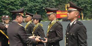 Lulusan sma/ma dan smk memiliki hak yang sama untuk mendaftar di akademi kemiliteran dan akademi kepolisian. Kapolri Bisa Pertimbangkan Syarat Nilai Masuk Akpol Diturunkan Merdeka Com