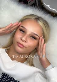 𝐈𝐍𝐓𝐑𝐎𝐃𝐔𝐂𝐈𝐍𝐆 𝐓𝐇𝐄 ‘𝑨𝑼𝑹𝑶𝑹𝑨 ’ 𝐒𝐄𝐓 🕊️ Say hello to the  perfect balance of 𝒆𝒍𝒆𝒈𝒂𝒏𝒄𝒆 and 𝒔𝒖𝒃𝒕𝒍𝒆 beauty with our new  ‘𝑨𝒖𝒓𝒐𝒓𝒂’ Set at EmilyRoseBeauty! This 𝒅𝒓𝒆𝒂𝒎𝒚 lash style  combines soft, fluttery volume with ...