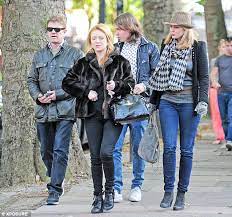 Последние твиты от sean bean (@notthatseanbean). Sean Bean Brings Girlfriend Ashley To Spend Day With Daughter Lorna Daily Mail Online