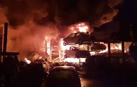 Retrouvez ici les adresses, téléphones et avis des casses auto en vendée (85). Grasse Une Casse Automobile Ravagee Par Les Flammes En Pleine Nuit