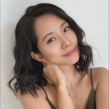 Michelle Lin 林萱- 故事是這樣的。（故事有點長喔）  過去七年來，我的主要工作就是經營各個社群及我的居家運動品牌網路小商店，這樣的工作性質長年下來其實讓我越來越難以生活/工作平衡，主要原因是工作地點全是在家裡，不論是寫文章、拍影片、錄音、開會、回信等等全部  ...