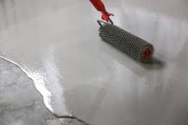 Appliquée sur du carrelage, du marbre, du bois ou encore du stratifié, votre peinture sol vous permet de raviver les couleurs de vos sols. Renover Un Sol Interieur En Beton Comment Faire Et A Quel Prix Monequerre Fr