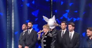 È teo mammucari, nascosto dietro la maschera del coniglio a portare a casa la vittoria con una interpretazione di bella senz'anima di cocciante ho lavorato con tante signore della tv, mi mancava una grande signora come milly. Il Cantante Mascherato Trionfa Il Coniglio Era Teo Mammucari Il Format Convince Ecco Cosa Ha Funzionato E Cosa No Il Fatto Quotidiano