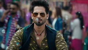 Shahid kapoor used this hairstyle in the movie paathshala that was released in april 2010.it's a drama movie in which shahid kapoor played. Celebrity Hairstyle Of Shahid Kapoor From Gold Tamba Batti Gul Meter Chalu 2018 Charmboard