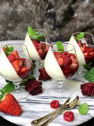 Pannacotta Ar En Stor Favorit Hos Manga Sa Enkel Men Smakar Himmelskt God Passa Till Alla Tillfallen Och Man Kan Servera Med Vi Yummy Food Food Food Platters