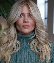 Elizabeth Henning's Instagram, Twitter & Facebook